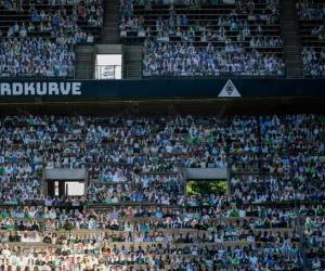 Recortes de cartón con retratos de Borussia Los partidarios de Moenchegladbach se ven en el estadio de fútbol Borussia Park en Moenchengladbach, Alemania occidental. Foto: Agencia AFP.