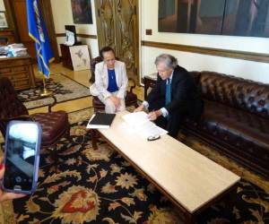 Carmen Velasquez, Representante Interina de Venezuela ante la Organización de los Estados Americanos (OEA), presenta una carta al Secretario General de la OEA, Luis Almagro, iniciando formalmente el proceso de renuncia al organismo regional de 34 países miembros. Foto Agencia AFP.