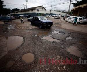 La deteriorada calle de asfalto se encuentra llena de baches y hasta intransitable. El riesgo es mayor para los conductores de motocicleta. Foto: El Heraldo