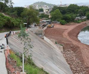 Uno de los componentes principales del proyecto es la construcción de estructuras para reforzar los taludes y reducir el riesgo de movimientos de tierra.