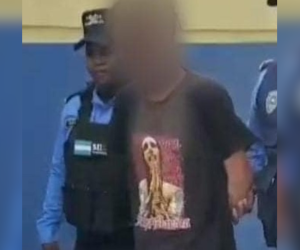 Momento de la detención del sospechoso tras agredir a su madre y a su hermano en Comayagua.