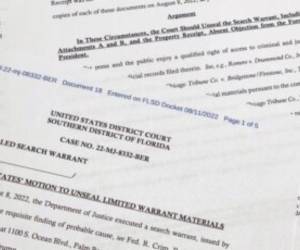 La fotografía de los documentos muestra la orden de allanamiento de la casa de Donald Trump de forma censurada.