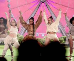 Ciara bailó y cantó en el show de apertura de los American Music Awards. Foto: AFP