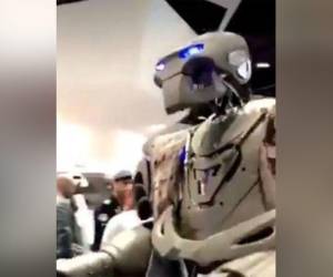 El gran robot causó revuelo en las redes sociales.