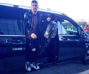 Leo Messi bajando del vehículo que lo llevó hasta Madrid, donde se concentra Argentina. (Foto: @Argentina)