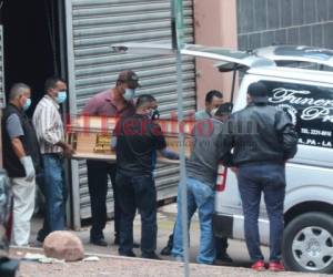 Uno de los cuerpos es introducido a la carroza fúnebre en la morgue de la capital de Honduras. Foto: Estalin Irías/EL HERALDO.