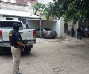 Elementos de la Agencia Técnica de Investigación Criminal llegaron hasta las instalaciones de la Policía Municipal en Tegucigalpa para decomisar armas y libros de ese ente.