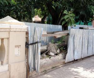 El muro perimetral de La Concordia permanece deteriorado desde el impacto de un vehículo pesado, mientras el parque espera una recuperación integral.