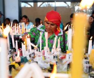 A la luz de las velas los devotos realizan sus peticiones.Foto: M. Salgado/E. Salgado