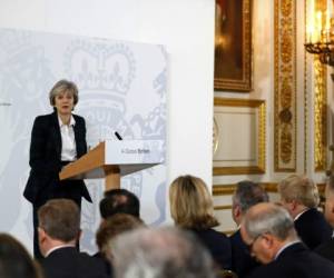 Para la primera ministra, mantener al Reino Unido en el mercado único de 500 millones de consumidores es incompatible con la prioridad número uno de Londres. Foto: AFP