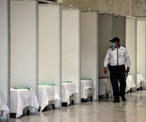 Los enormes salones no están siendo ocupados por pacientes positivos de Covid-19, quienes estarían infectando a su familia.