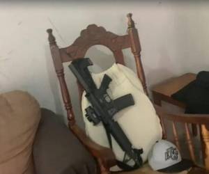 En la vivienda donde se produjo la captura fue encontrada esta arma tipo fusil AR-15.