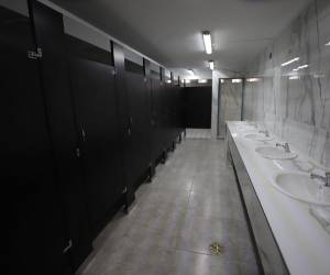 Así lucen los nuevos baños públicos en el centro de la capital, los dos módulos fueron reconstruidos por las autoridades de la Alcaldía Municipal.