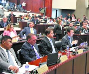 Jesús Canahuati y Ebal Díaz explicaron en el Congreso Nacional los alcances del programa de empleo Honduras 20/20.