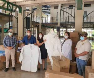 El HGST recibió trajes de protección personal contra el covid-19.