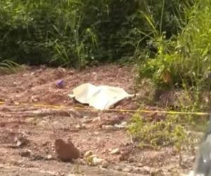 El cuerpo carbonizado de una mujer fue hallado en la madrugada de este sábado cerca del desvío hacia Tatumbla, a la altura del kilómetro 13 de la carretera que conduce al oriente del país.