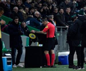 Después de que los holandeses celebraran por todo lo alto el primer gol del partido y cuando el Real Madrid se disponía a sacar de centro, el VAR avisó al árbitro esloveno Damir Skomina de una posible irregularidad. Foto / AFP