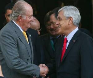 El rey de España, Juan Carlos estrechó la mano del presidente electo de Chile, Sebastián Piñera, después de su encuentro en la Academia Diplomática de Chile. Foto AP