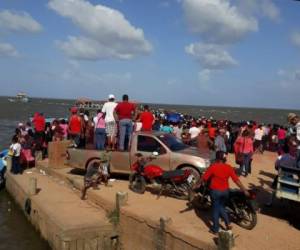Los pobladores de Puerto Lempira se apostaron en el muelle para presenciar el rescate.