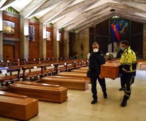 En Italia, el ejército tenía que recolectar los cadáveres de iglesias y hasta de las calles. Foto: AP