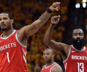 Trevor Ariza y James Harden de los Houston Rockets. Foto: Agencia AFP