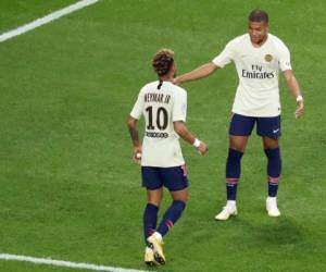 El delantero brasileño del Paris Saint-Germain Neymar es felicitado por el delantero francés del Paris Saint-Germain Kylian Mbappe (R) después de anotar un gol durante el partido de fútbol francés L1 Nice (OGCN) vs Paris (PSG).