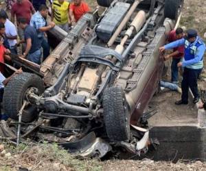Varios vecinos del sector ayudaron a quitar los escombros para que el médico fuera liberado del amasijo de hierro.