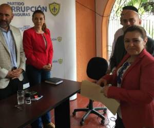 La diputada Marlene Alvarenga entregó la notificación de su movimiento Unidos por Honduras a los integrantes del Consejo Nacional del Partido Anticorrupción.