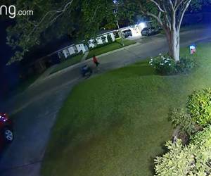 Momento en que Hannah Landon hala el carrito. La policía asegura que el crimen ocurrió el martes por la noche cuando el papá de Bella no estaba en casa.