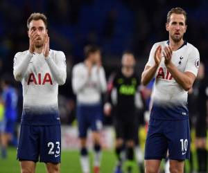 El centrocampista danés de Tottenham Hotspur, Christian Eriksen (L), y el delantero inglés de Tottenham Hotspur, Harry Kane, aplaude a los aficionados que siguen el partido de fútbol de la Premier League inglesa entre Cardiff City y Tottenham Hotspur en el Cardiff City Stadium en Cardiff.