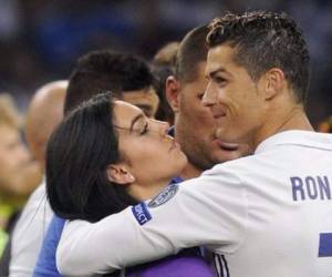 Cristiano Ronaldo y su pareja Georgina Rodríguez, celebrando uno de los triunfos del jugador. (Foto: AFP)
