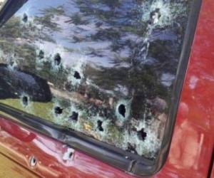 El vehículo quedó completamente perforado por las balas.