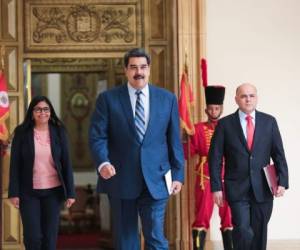 'El que no reconozca la legitimidad de las instituciones venezolanas le daremos su respuesta recíproca y oportuna, actuaremos con mucha firmeza', advirtió Maduro. Foto: AFP