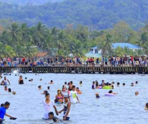 Durante estos días muchas personas aprovechan para visitar las playas hondureñas.