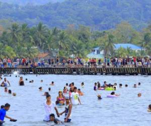 Durante estos días muchas personas aprovechan para visitar las playas hondureñas.
