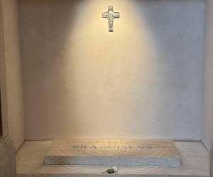 Sus palabras y gestos permanecen, dijo el actual pontífice, en el primer aniversario de la muerte del papa Francisco, de quien dijo que ha dado tanto a la Iglesia con su vida, su testimonio, su palabra y sus gestos y valoró su cercanía con los más pobres y débiles.