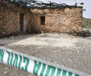 Según la información proporcionada por fuentes de la Subdelegación del Gobierno, la Guardia Civil está llevando a cabo una investigación sobre lo ocurrido en el cortijo donde se encontraron los cuerpos.