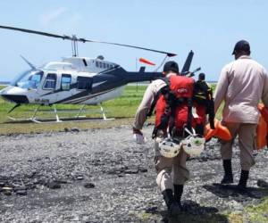 Personal de rescate de la base aérea de Palmerola se han sumado en las últimas horas a las labores de rescate.