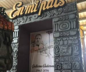 La carroza de la Day School en honor al cantautor hondureño.