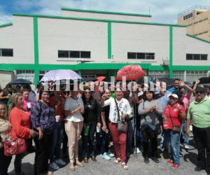 Varios empleados del Resgistro Nacional de las Personas, se tomaron las instalaciones de la intitución exigiendo el pago de los salarios atrasados desde diciembre de 2016. Foto: Mario Urrutia / EL HERALDO