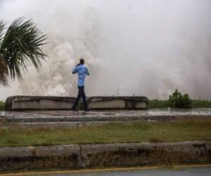 Elsa impactó en Cuba el lunes, con abundantes precipitaciones pero sin causar daños significativos, de acuerdo con las autoridades.