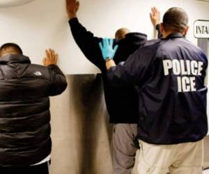 Trump ordenó a los agentes de ICE realizar deportaciones masivas de migrantes ilegales. Foto: EL HERALDO