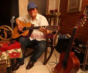 El mejor lugar para estar: música, la gorra del “León” y la pazde la familia... así es Omar Mendoza. Foto: David Romero.