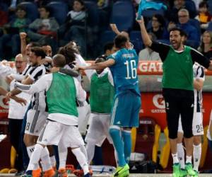 El histórico Gigi Bufon celebra en el banco el séptimo título de campeón de Italia consecutivo de la Juve. Foto: Agencia AP.