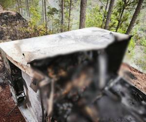 Un crimen dantesco ha dejado imágenes altamente sensibles. Se hallaron tres cuerpos, dos de ellos dentro de un freezer, y estos son los que se encuentran en peor condición, ya que sus cuerpos quedaron completamente carbonizados.