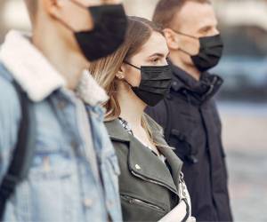 En España podrán circular sin mascarilla salvo para muy contadas excepciones, como hospitales y el transporte público.