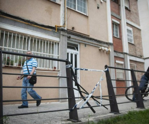 Un hombre que vivía en Barcelona, España, se lanzó de un edificio luego que la policía llegará para desalojarlo, por no pagar el alquiles. Foto: Twitter/ Iridia. cat