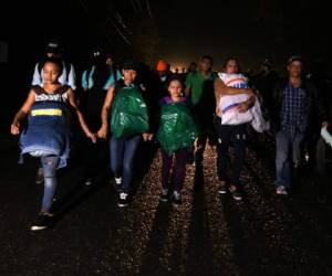 Nuevamente cientos de hondureños han emprendido la ruta en busca del sueño americano. Foto / AFP