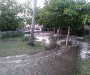 No es la primera vez que la escuela se inunda debido a que está cerca de la playa.