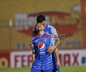 Los motagüenses Omar Elvir y Marcelo Estigarribia festejaron una acción que terminó en gol en el partido ante Honduras de El Progreso. Foto: EL HERALDO.